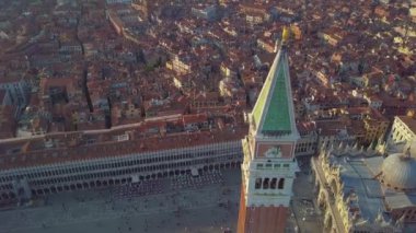Venedik panoramik Simgesel Yapı, Piazza San Marco veya st Mark Meydanı, Campanile ve Ducale veya Doge Sarayı hava görünümünü hava görünümünü. İtalya, Europe. Gün batımında atış dron.