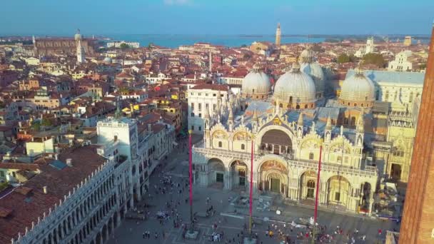 Luftaufnahme von Venedig Panorama-Wahrzeichen, Luftaufnahme der Piazza San Marco oder Markusplatz, Glockenturm und Ducale oder Dogenpalast. Italien, Europa. Drohnenschuss bei Sonnenuntergang. — Stockvideo