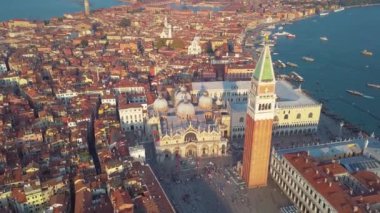Venedik panoramik Simgesel Yapı, Piazza San Marco veya st Mark Meydanı, Campanile ve Ducale veya Doge Sarayı hava görünümünü hava görünümünü. İtalya, Europe. Gün batımında atış dron.