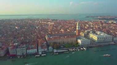 Venedik panoramik Simgesel Yapı, Piazza San Marco veya st Mark Meydanı, Campanile ve Ducale veya Doge Sarayı hava görünümünü hava görünümünü. İtalya, Europe. Gün batımında atış dron.