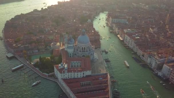 Flygfoto. Vackra silhuett solnedgång i Venedig Canal Grande Italien — Stockvideo