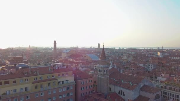 Venedik liman ve marina kanalları ve tekne açığa hava — Stok video