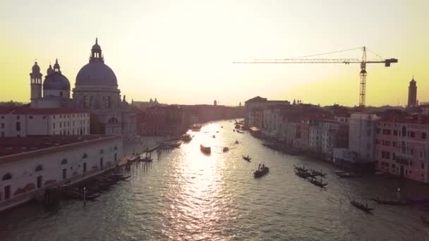 Panoramisch luchtfoto van Venetië, met daken, de zee bij zonsondergang, Veneto, Italië. — Stockvideo