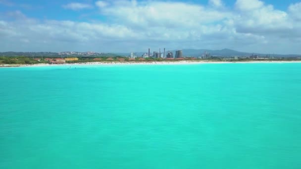 Plano aéreo, increíblemente hermoso mar tranquilo con un montón de nubes, playa blanca creada debido a la enorme contaminación del agua con el mar muy tranquilo, filmado con dron — Vídeo de stock