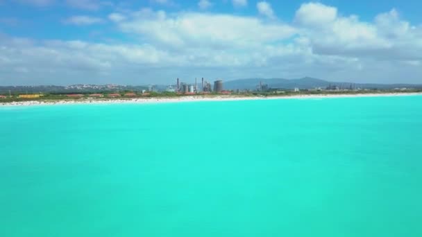 Tiro aéreo, incrivelmente belo mar calmo com muitas nuvens, praia branca criada por causa da enorme poluição da água com mar muito calmo, filmado com drone — Vídeo de Stock