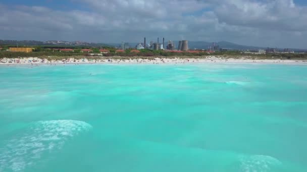 Tiro aéreo, incrivelmente belo mar calmo com muitas nuvens, praia branca criada por causa da enorme poluição da água com mar muito calmo, filmado com drone — Vídeo de Stock