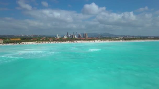 Vue aérienne, mer calme incroyablement belle avec beaucoup de nuages, plage blanche créée à cause d'une énorme pollution de l'eau avec une mer très calme, filmée avec un drone — Video