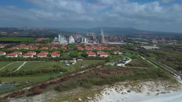 Hava atış, bulutlar, beyaz plaj çok sakin deniz, büyük su kirliliği nedeniyle oluşturulan dolu inanılmaz güzel sakin deniz uçağı ile filme — Stok video