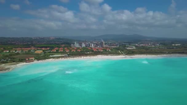 Tiro aéreo, incrivelmente belo mar calmo com muitas nuvens, praia branca criada por causa da enorme poluição da água com mar muito calmo, filmado com drone — Vídeo de Stock