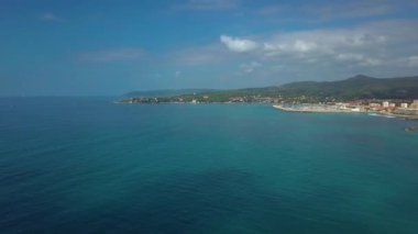 Hava atış, bulutlar, beyaz plaj çok sakin deniz, büyük su kirliliği nedeniyle oluşturulan dolu inanılmaz güzel sakin deniz uçağı ile filme