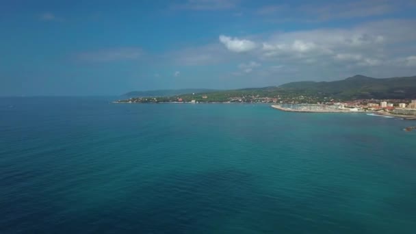 Vue aérienne, mer calme incroyablement belle avec beaucoup de nuages, plage blanche créée à cause d'une énorme pollution de l'eau avec une mer très calme, filmée avec un drone — Video