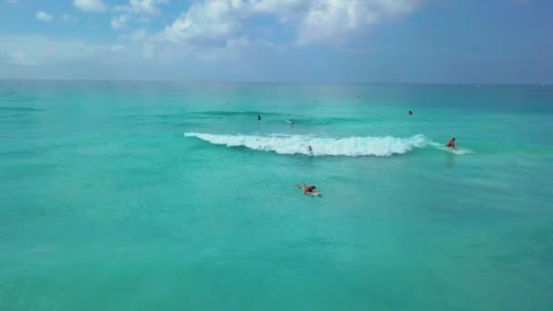 Letecký snímek, neuvěřitelně krásné klidné moře se spoustou mraků, bílé pláže, které jsou vytvořeny kvůli obrovské znečištění s velmi klidným mořem, natočil s DRONY — Stock video