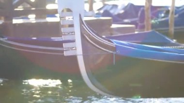 Gondol kanallarında ile Venedik, İtalya, güzel güneşli bir gün mavi gökyüzü