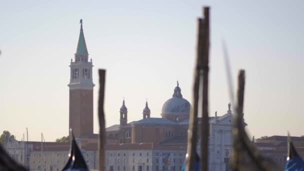 Gondoler på solnedgången ljus, Venedig stad i Italien, Canal Grande — Stockvideo