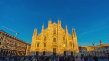 milan şehir yaz gün ünlü duomo kare yürüme panorama 4 k süresi sukut İtalya