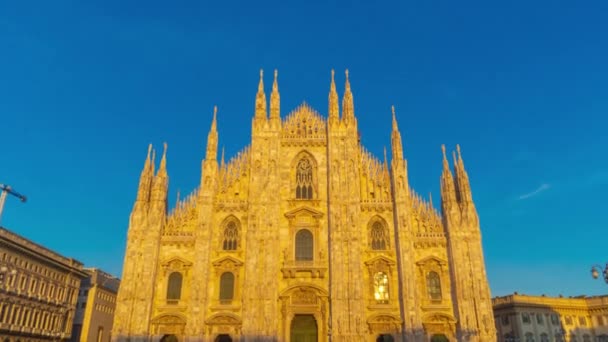 Milan city famous crowded duomo cathedral square rotating panorama 4k time lapse Italy — Stock Video