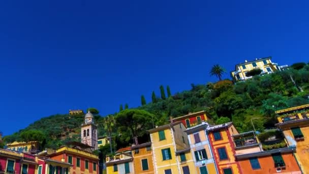 Casas coloridas en Portofino en un día soleado, Liguria, Italia — Vídeos de Stock