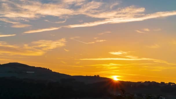 イタリア。フィールド、森林、トスカーナの山々。夕日は、素晴らしい色の雲を描画します。時間の経過 4 k — ストック動画