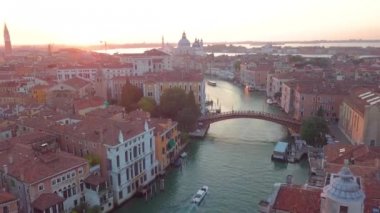 Venedik havadan görünümü. Güneş doğarken alınan doğal video.
