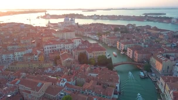 Vista panorâmica aérea da paisagem urbana de Veneza, Grande Canal na famosa histórica "Cidade da Água", céu azul claro, panorama paisagístico da Itália de cima, Europa — Vídeo de Stock