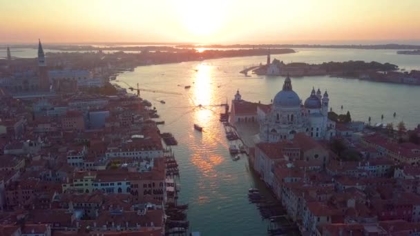 Panorama Flygfoto över stadsbilden i Venedig, Grand Canal i berömda historiska ”staden av vatten”, klar blå himmel, landskap panorama av Italien ovanifrån, Europa — Stockvideo