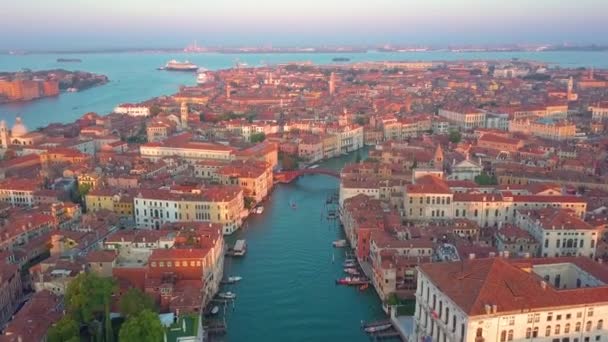 Panorama Flygfoto över stadsbilden i Venedig, Grand Canal i berömda historiska ”staden av vatten”, klar blå himmel, landskap panorama av Italien ovanifrån, Europa — Stockvideo