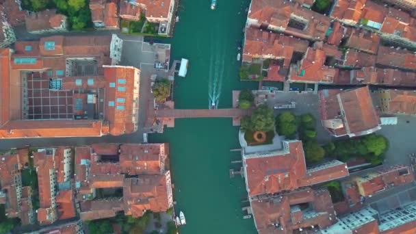 運河ボートと、ヴェネツィアの橋の空撮 — ストック動画