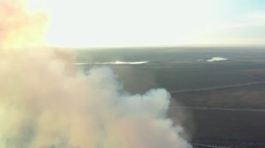 Büyük kırmızı ve beyaz boru kalın beyaz bir duman ile organize sanayi bölgesinde güneş aksine fabrika borudan dökülür. Havadan görünümü