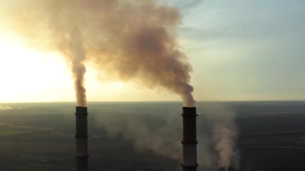 Güneş 'in aksine fabrika borusundan büyük, kırmızı ve beyaz bir boruyla sanayi bölgesi dökülüyor. Çevrenin kirliliği: dumanlı bir pipo. Hava görünümü — Stok video