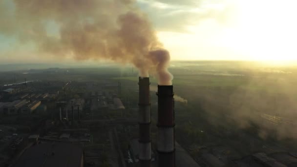 Förorenande fabriken i gryningen, time-lapse — Stockvideo