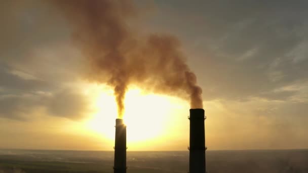 Загрязняющая фабрика на рассвете, временные интервалы — стоковое видео