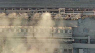 Hava görüntüsü. Endüstriyel borulardan atmosfere emisyon. Dumanlı borular İHA ile vuruldu. Yakın plan..