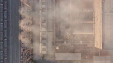 Hava görüntüsü. Endüstriyel borulardan atmosfere emisyon. Dumanlı borular İHA ile vuruldu. Yakın plan..