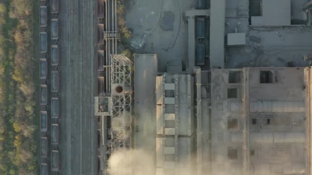 Αεροφωτογραφία. Εκπομπές στην ατμόσφαιρα από βιομηχανικούς σωλήνες. Σωλήνες καπνού γεμισμένοι με τηλεκατευθυνόμενο. Κοντινό πλάνο. — Αρχείο Βίντεο