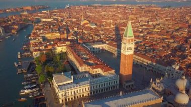 Hava yörünge üzerinde san marco meydanında gündoğumu Venedik İtalya