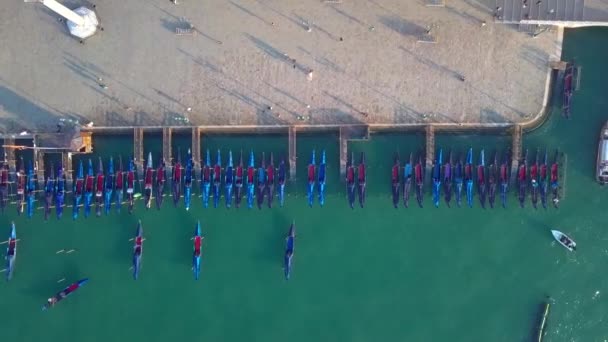 Vista aérea de canales con barcos y puentes en Venecia, Italia — Vídeo de stock