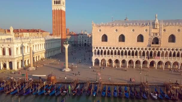 Εναέρια άποψη από τα κανάλια με πλοία και γέφυρες, Βενετία, Ιταλία — Αρχείο Βίντεο
