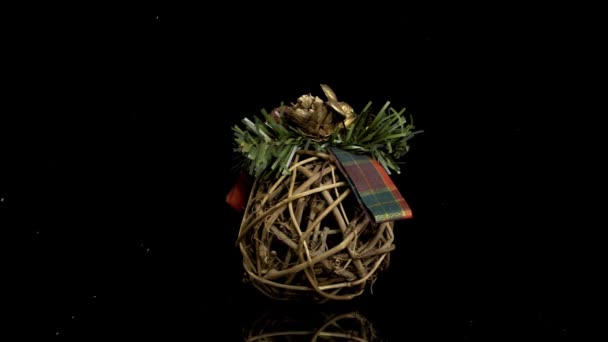 Χριστουγεννιάτικο δέντρο παιχνίδια περιστρεφόμενη σε μια αδιάλειπτη βρόχο σε μαύρο φόντο. Χειμερινή ώρα — Αρχείο Βίντεο