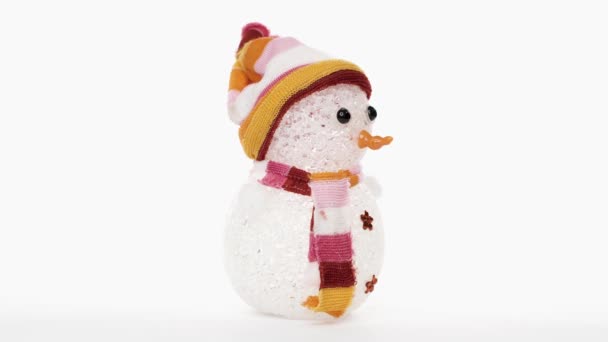 Witte sneeuwpop met een oranje neus, draaien in een naadloze loops op witte achtergrond — Stockvideo