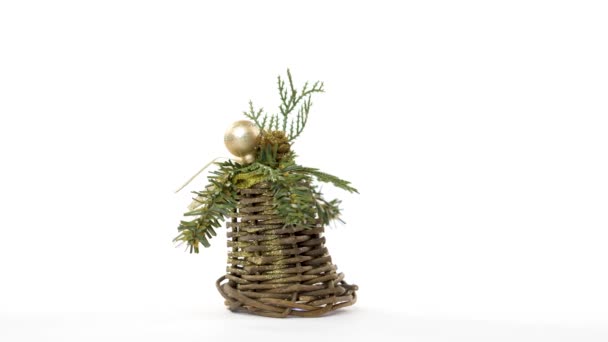 Weihnachtsbaumspielzeug dreht sich in einer nahtlosen Schleife auf weißem Hintergrund — Stockvideo