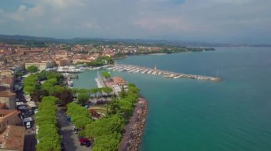 Havadan görünümü tekneleri ve Lake Garda, İtalya kıyıları. Tekneler ve kıyı Lago di Garda üzerinde yaz tatil üzerinde uçan.
