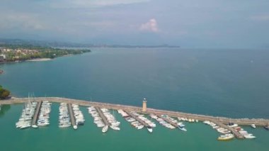 Havadan görünümü tekneleri ve Lake Garda, İtalya kıyıları. Tekneler ve kıyı Lago di Garda üzerinde yaz tatil üzerinde uçan.