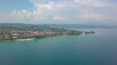 Havadan görünümü tekneleri ve Lake Garda, İtalya kıyıları. Tekneler ve kıyı Lago di Garda üzerinde yaz tatil üzerinde uçan.