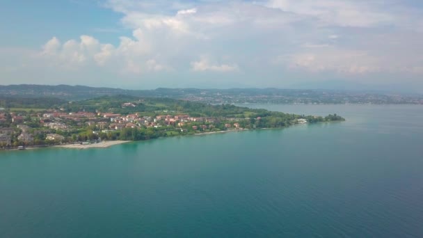 Aerial view of boats and coast of Lake Garda, Italy. Flying over boats and shoreline of Lago di Garda on summer holiday. — Stock Video