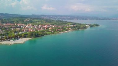 Havadan görünümü tekneleri ve Lake Garda, İtalya kıyıları. Tekneler ve kıyı Lago di Garda üzerinde yaz tatil üzerinde uçan.