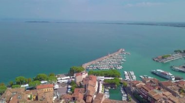 Gök olayları görüntülemek bakan plaj ve göl Limone sul Garda, Garda Gölü, Lombardia, İtalya, Avrupa'nın