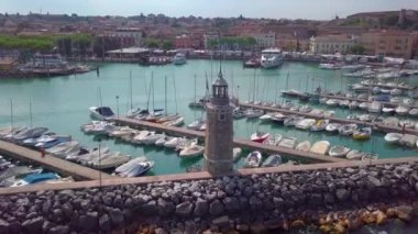 Gök olayları görüntülemek bakan plaj ve göl Limone sul Garda, Garda Gölü, Lombardia, İtalya, Avrupa'nın