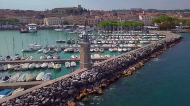 Tekneler ve deniz feneri Lake Garda, İtalya için havadan görünümü.