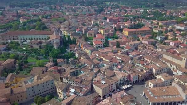 Vista aérea con vistas a la playa y al lago en Limone sul Garda, Lago de Garda, Lombardia, Italia, Europa — Vídeos de Stock