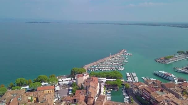 Vue aérienne sur la plage et le lac à Limone sul Garda, Lac de Garde, Lombardie, Italie, Europe 